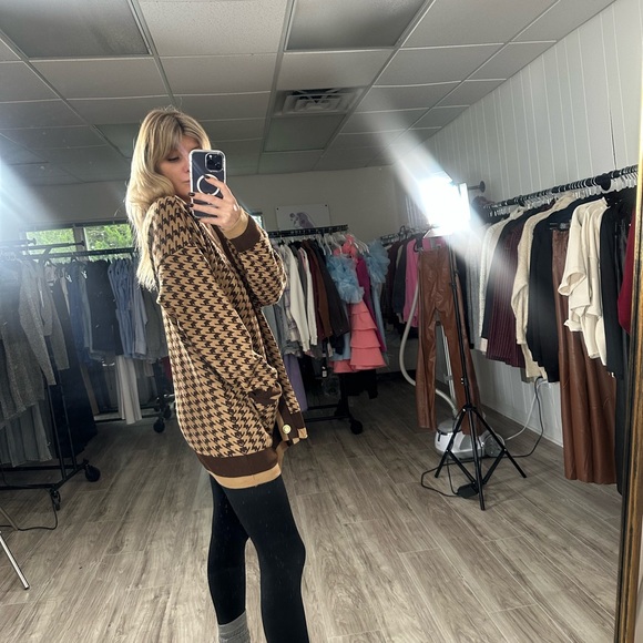 Brown cardigan sweater with houndstooth pattern and V-neck design - Picture 3 of 3